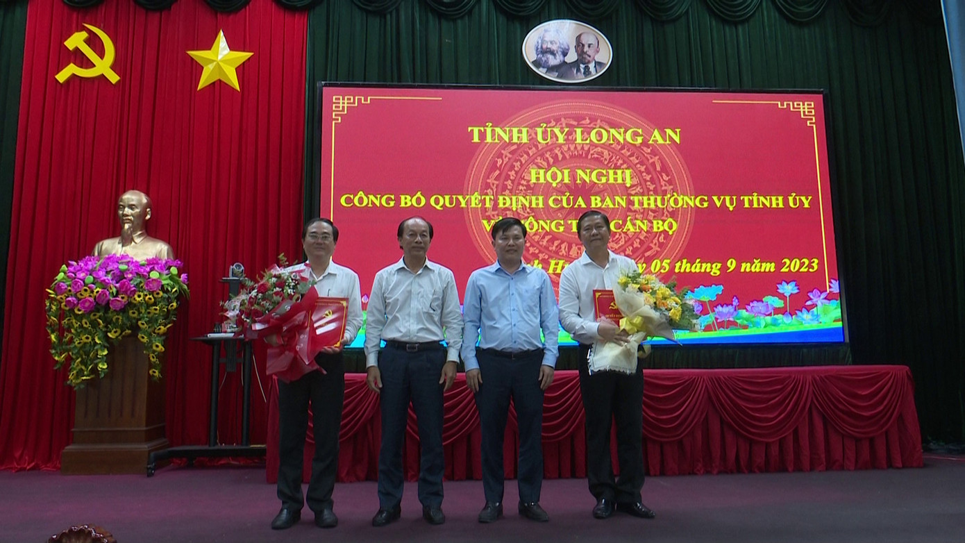 Ban Thường vụ Tỉnh ủy Long An trao quyết định cho ông Võ Thành Trí và ông Nguyễn Anh Việt. Ảnh: Đặng Tâm Ban Thường vụ Tỉnh ủy Long An trao quyết định cho ông Võ Thành Trí và ông Nguyễn Anh Việt. Ảnh: Đặng Tâm