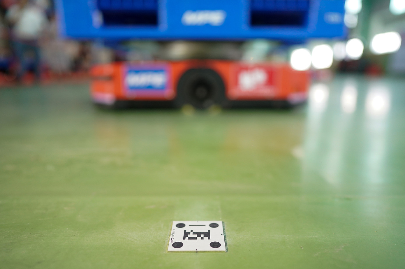 Linde AI Robotic xác định chính xác đường đi bằng công nghệ quét mã QR code được dán trên sàn nhà hoặc gắn cố định định vị RFDI hoặc cao cấp hơn đường đi được lập trình bằng thiết lập Google Maps nhà máy trên hệ thống Server.