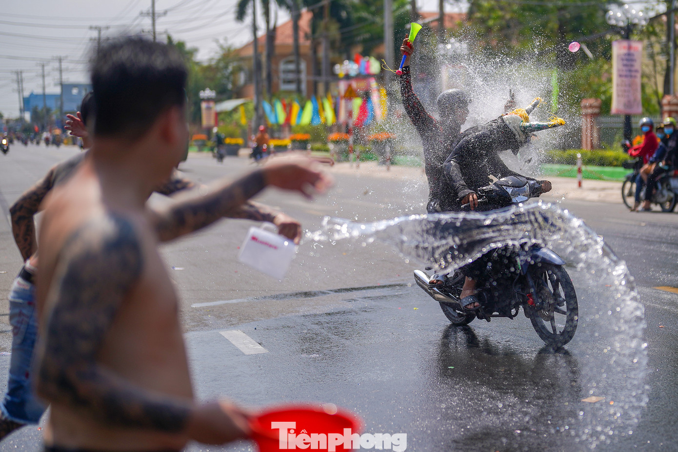 Nhiều người dân cho biết, tục lệ này gần đây đang có dấu hiệu "biến tướng" vì trước kia được làm rất đơn giản. Theo ông Nguyễn Văn Mười (Khu phố 2, thị trấn Tầm Vu), trước kia người dân không có nhiều xe máy, chủ yếu tạt nước vào xe đò. "Tôi cúng lễ từ năm 1989 đến nay, mấy cảnh chạy xe nẹt pô, lạng lách trước kia không có... Vì vậy, vào những ngày này, người dân hạn chế chạy xe, chỉ đứng trên vỉa hè theo dõi".