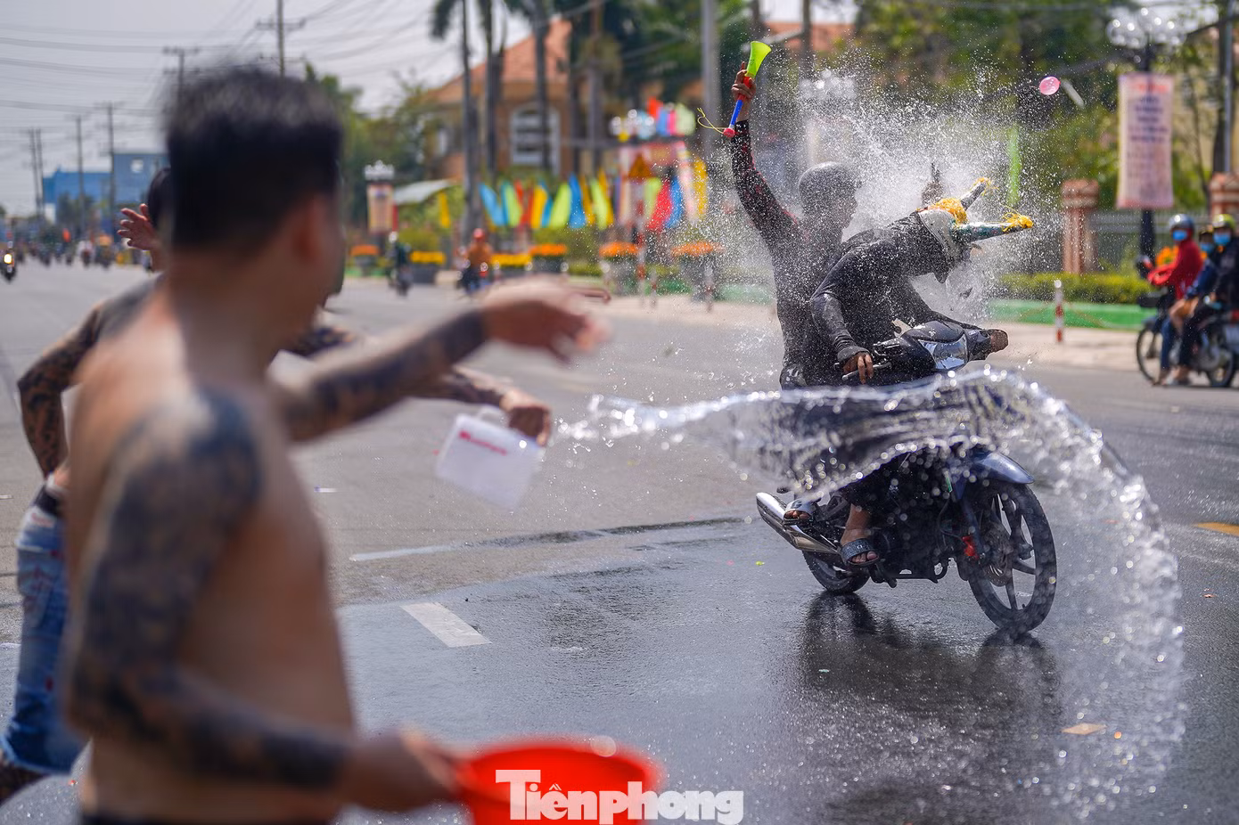 Nhiều người dân cho biết, tục lệ này gần đây đang có dấu hiệu "biến tướng" vì trước kia được làm rất đơn giản. Theo ông Nguyễn Văn Mười (Khu phố 2, thị trấn Tầm Vu), trước kia người dân không có nhiều xe máy, chủ yếu tạt nước vào xe đò. "Tôi cúng lễ từ năm 1989 đến nay, mấy cảnh chạy xe nẹt pô, lạng lách trước kia không có... Vì vậy, vào những ngày này, người dân hạn chế chạy xe, chỉ đứng trên vỉa hè theo dõi".