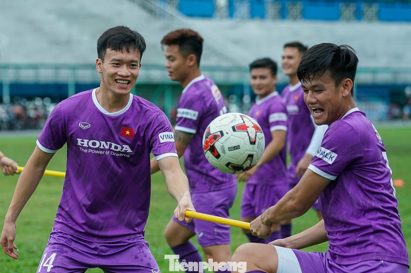 Hoàng Đức ghép cặp với Hồ Tấn Tài trong bài tập phối hợp ba chạm nhóm hai cầu thủ. Hoàng Đức ghép cặp với Hồ Tấn Tài trong bài tập phối hợp ba chạm nhóm hai cầu thủ.