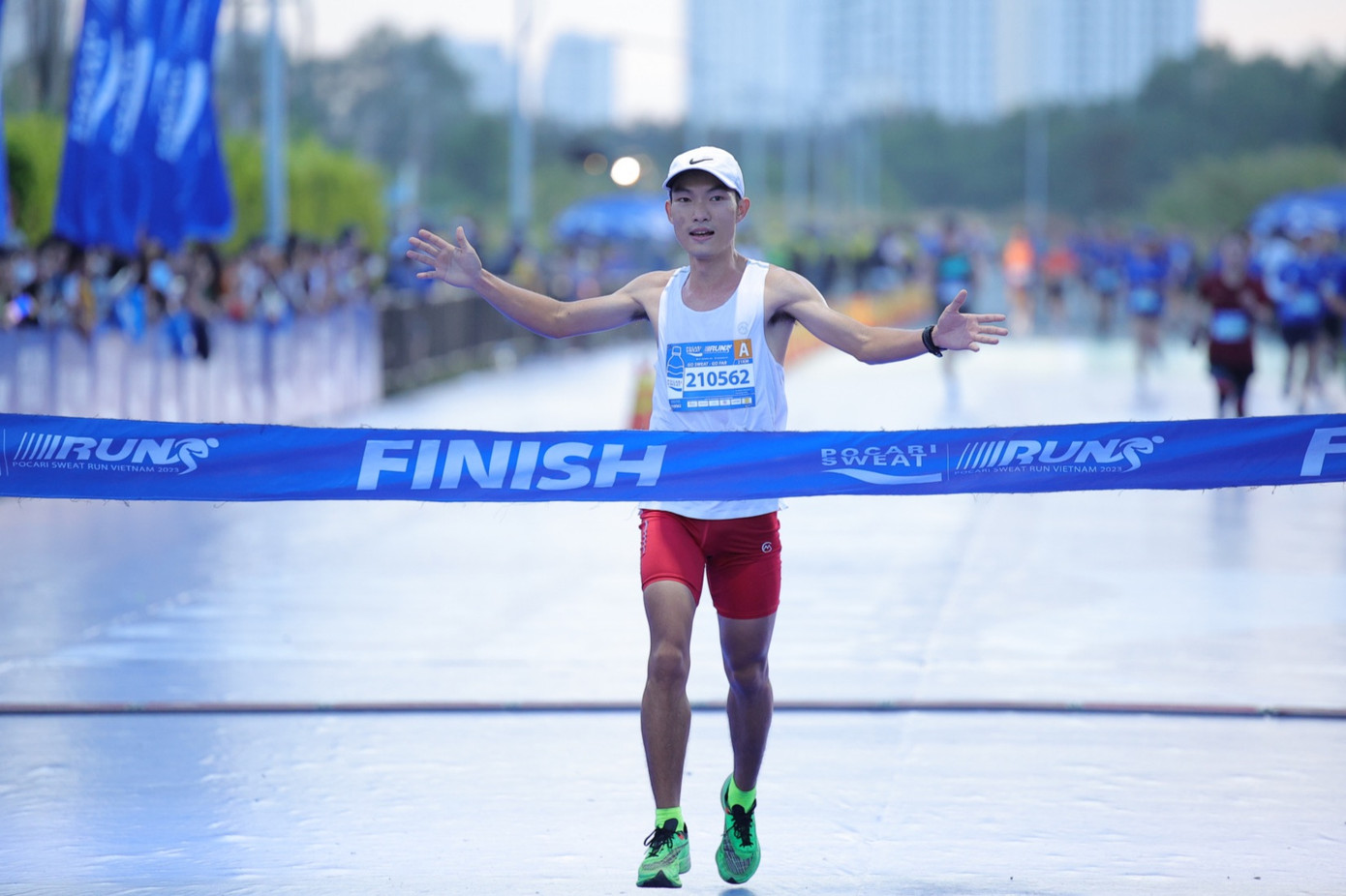 "Ông hoàng marathon" Hoàng Nguyên Thanh về nhất 21 km nam sau 1 giờ 12 phút 20 giây