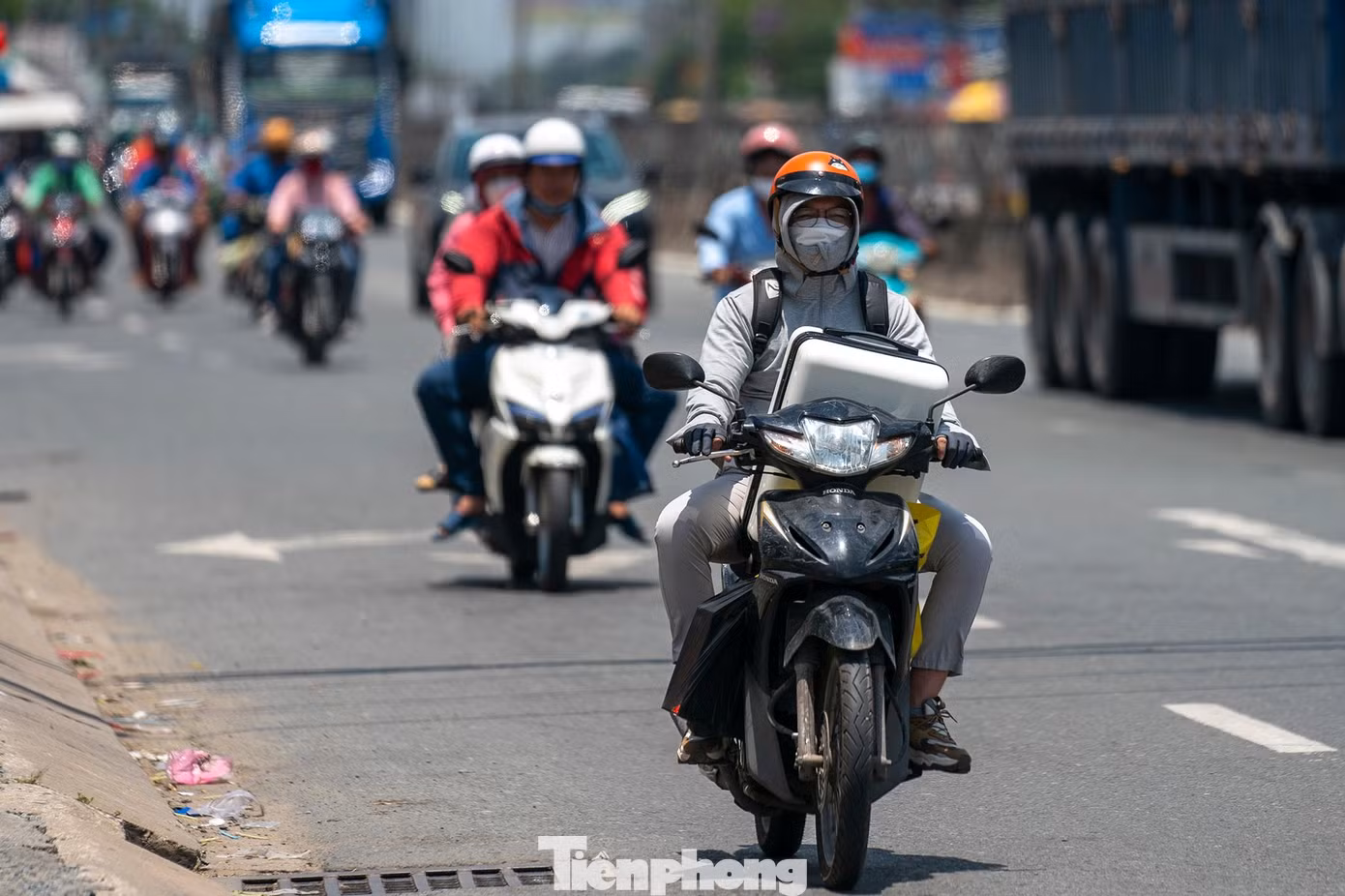 "Hôm qua, tôi có ra bến xe Miền Tây tìm vé về Cần Thơ nhưng thấy không còn ghế tốt, với lại đông quá nên cũng ngại. Hôm nay, tôi quyết định đi xe máy về quê luôn. Đi xe máy thì tôi cũng có thể ghé qua nhà bạn ở Tiền Giang chơi rồi mới về Cần Thơ", anh Nguyễn Phú Tài, dừng đèn đỏ ở nút giao Bùi Thanh Khiết chia sẻ.