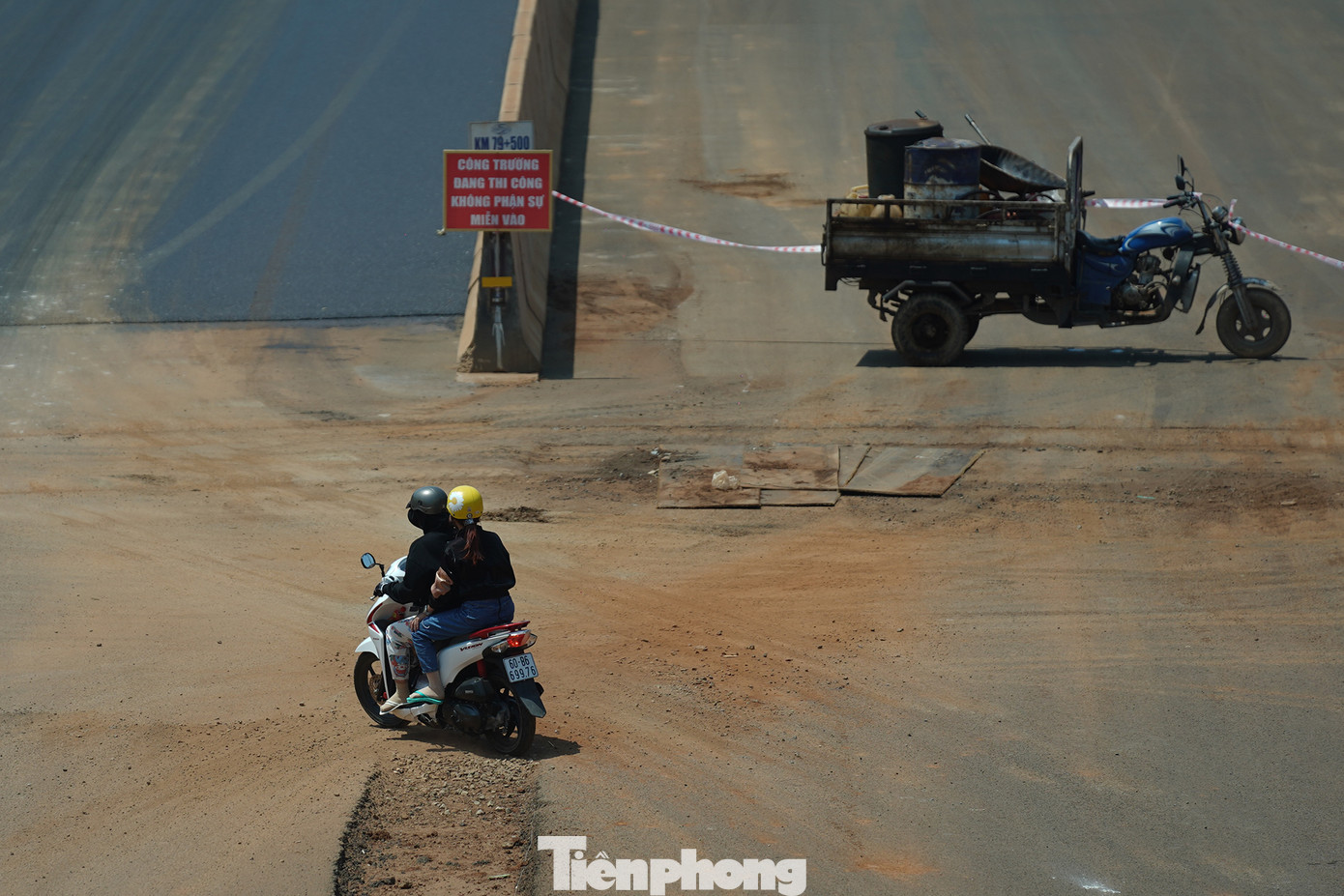 Theo đó, qua theo dõi tiến độ thi công các dự án sau dịp Tết Nguyên đán cho thấy, việc triển khai đồng bộ các dây chuyền, huy động nhân lực, thiết bị, đảm bảo đầy đủ các mũi thi công của các đơn vị chưa đáp ứng yêu cầu, trong khi khối lượng các hạng mục cần hoàn thiện còn lại rất lớn, đòi hỏi sự nỗ lực cao, quyết tâm lớn của các nhà thầu, tư vấn và Ban Quản lý dự án.