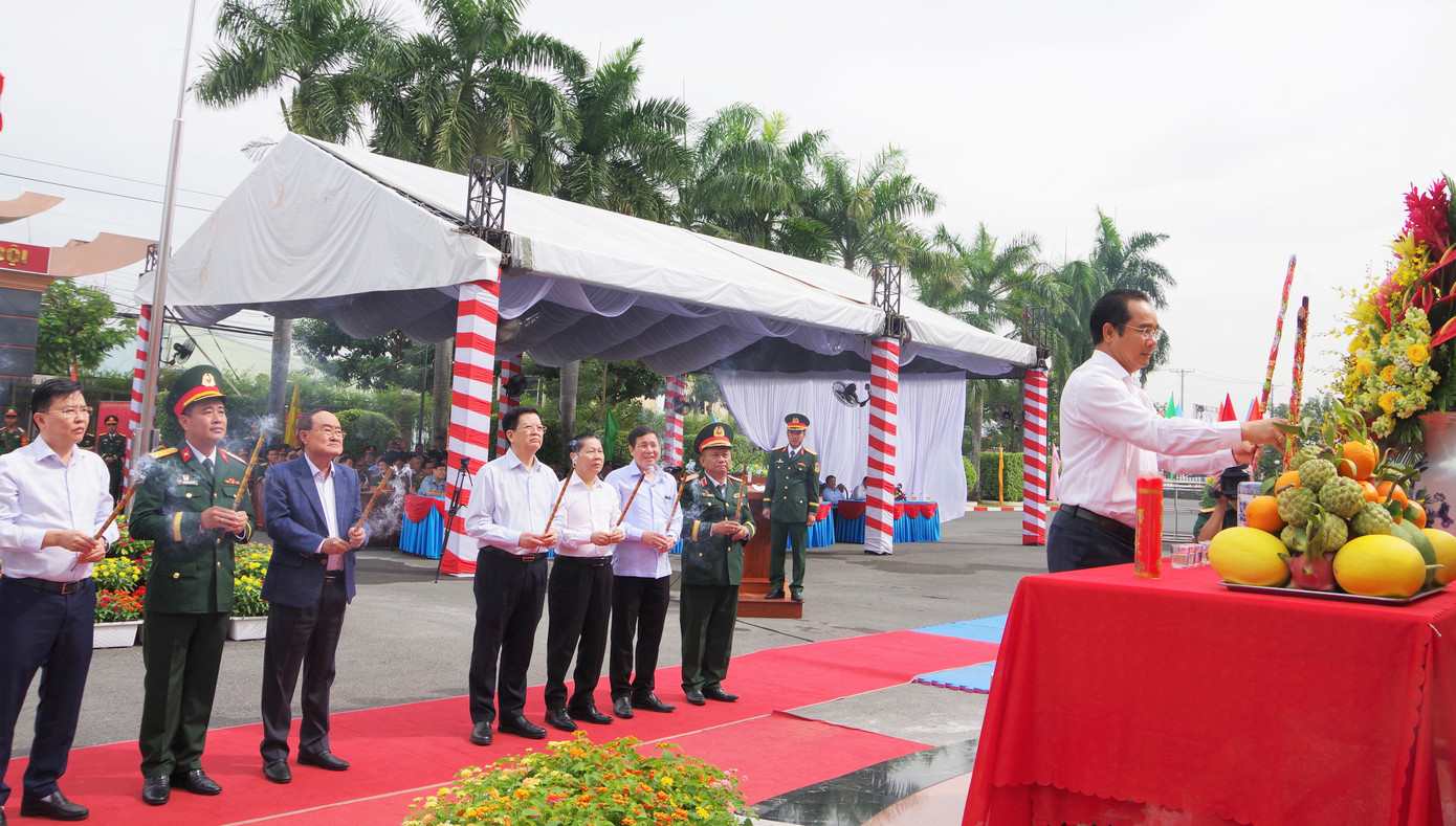 Lãnh đạo Trung ương, Bộ Quốc phòng, tỉnh Long An cùng các đại biểu dâng hương tượng đài Đại tướng Võ Nguyên Giáp. Lãnh đạo Trung ương, Bộ Quốc phòng, tỉnh Long An cùng các đại biểu dâng hương tượng đài Đại tướng Võ Nguyên Giáp.