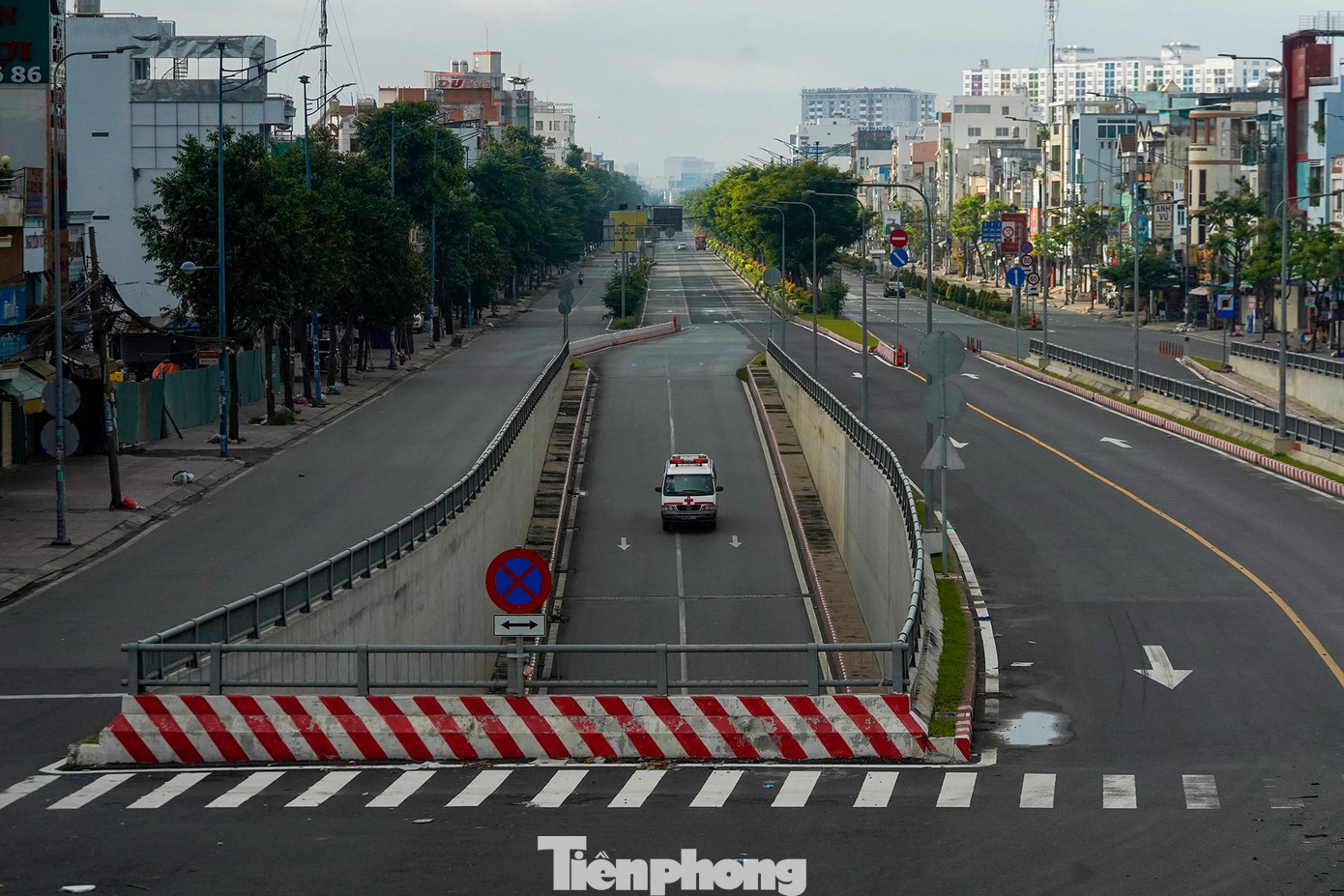 TPHCM chìm vào sự im lặng. Chỉ những người có giấy phép hoặc thuộc lực lượng chống dịch mới được ra khỏi nhà.