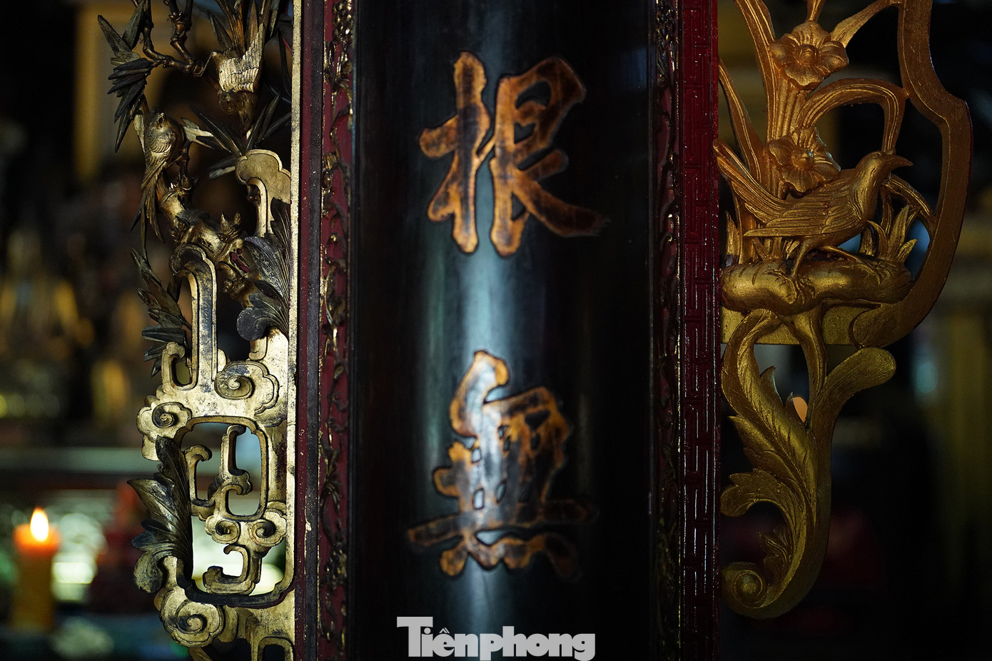 "Có thể thấy rõ sự khác biệt giữa gỗ bao lam thếp vàng bên trái và sơn nhũ vàng trên bao lam bên phải. Các hoạ tiết điêu khắc sau này đều được sơn nhũ vàng chứ không được thếp vàng thật như ngày trước" - một người hộ tự giải thích.