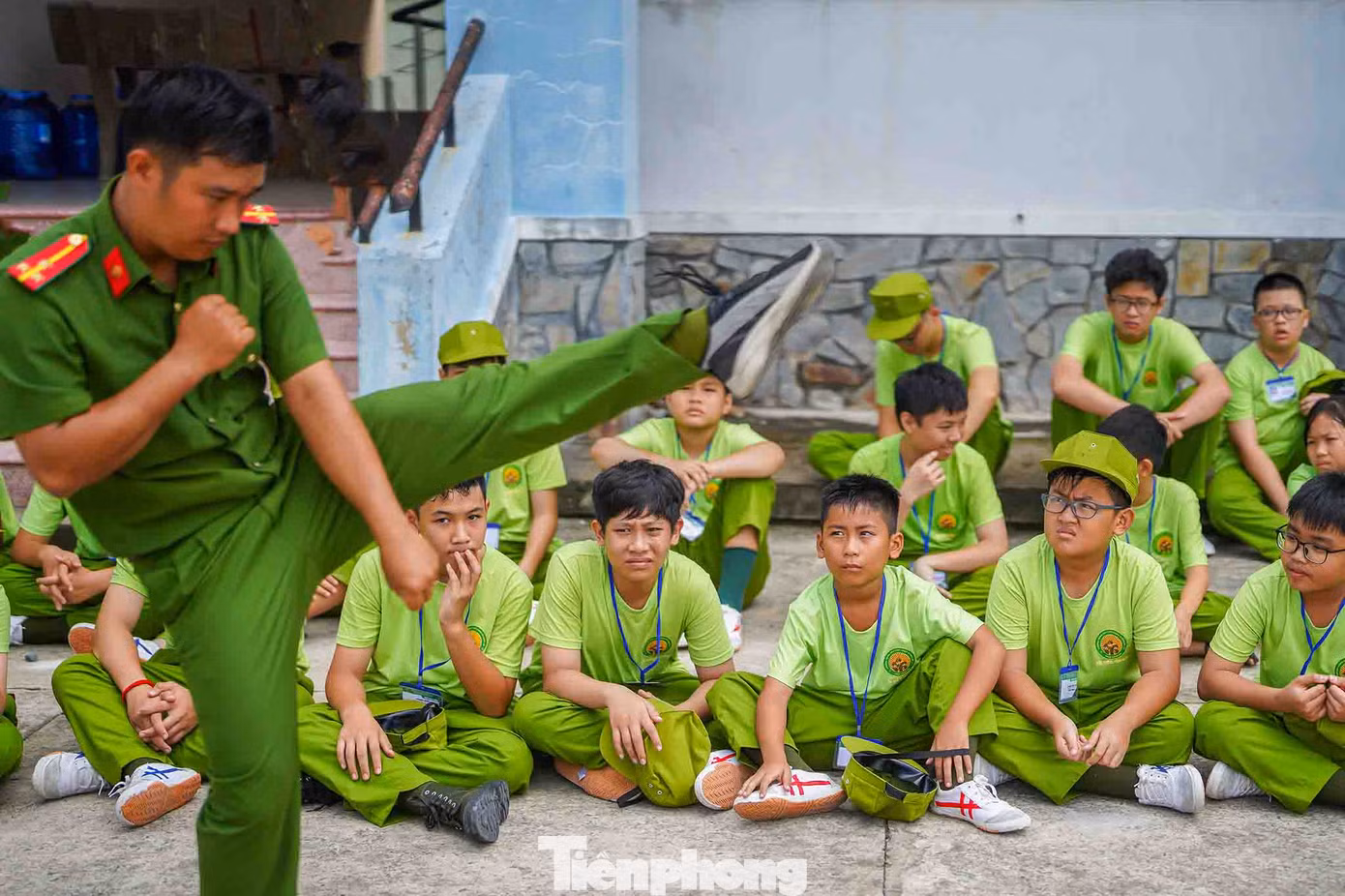 Các bé có 7 ngày trải nghiệm (từ ngày 25/6-1/7) tại Trung tâm huấn luyện và Bồi dưỡng nghiệp vụ Công an tỉnh Long An. Đối tượng tham gia là các thanh thiếu niên từ 10 tuổi đến 18 tuổi đang học tập tại các cơ sở giáo dục trong và ngoài tỉnh Long An, có sức khỏe tốt đảm bảo tham gia các hoạt động (không bị bệnh tim mạch, thần kinh), được sự đồng ý của phụ huynh và tự nguyện đăng ký tham gia.