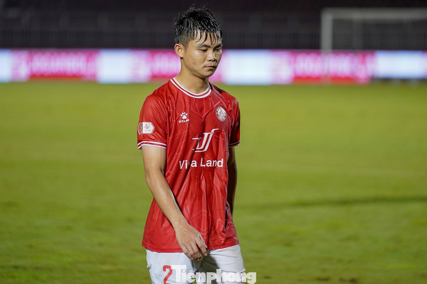 Phút bù giờ 96, Ngô Tùng Quốc (2) rút ngắn tỷ số xuống 1-2 cho CLB TPHCM nhưng từng ấy chưa đủ để đội chủ sân Thống Nhất giành lại 1 điểm. CLB do cựu danh thủ Trần Minh Chiến cầm quân mới chỉ ghi được 2 bàn, để thủng lưới 5 bàn; thắng 1, hòa 3, thua 2, đang đứng thứ 11 với 6 điểm vỏn vẹn. Hiệu suất ghi bàn của CLB TPHCM thấp một cách khó hiểu. Hoàng Vũ Samson từng được xem là “sát thủ” tại V-League nhưng cầu thủ nhập tịch mới lập công được 1 lần.