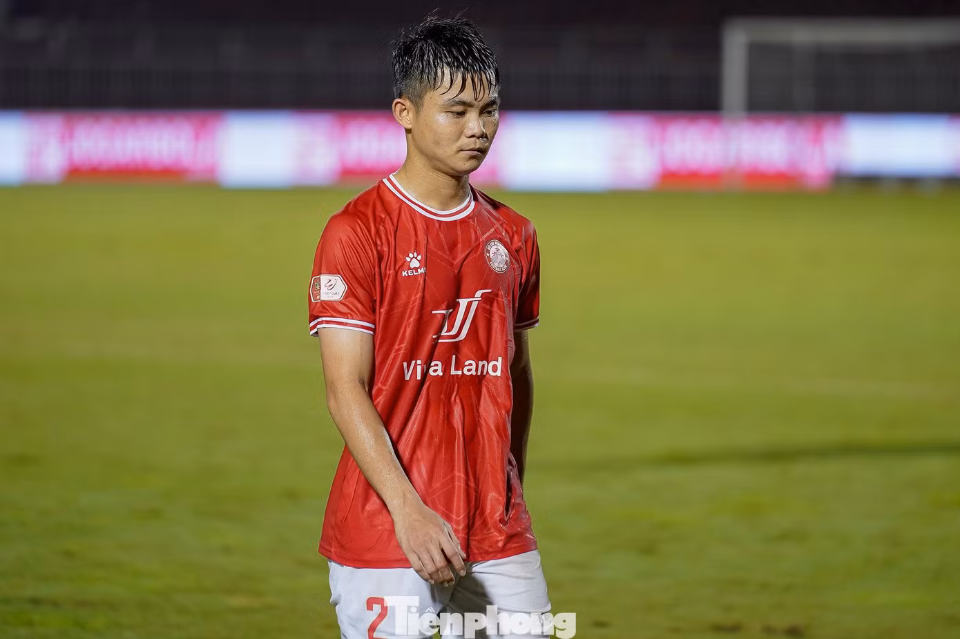 Phút bù giờ 96, Ngô Tùng Quốc (2) rút ngắn tỷ số xuống 1-2 cho CLB TPHCM nhưng từng ấy chưa đủ để đội chủ sân Thống Nhất giành lại 1 điểm. CLB do cựu danh thủ Trần Minh Chiến cầm quân mới chỉ ghi được 2 bàn, để thủng lưới 5 bàn; thắng 1, hòa 3, thua 2, đang đứng thứ 11 với 6 điểm vỏn vẹn. Hiệu suất ghi bàn của CLB TPHCM thấp một cách khó hiểu. Hoàng Vũ Samson từng được xem là “sát thủ” tại V-League nhưng cầu thủ nhập tịch mới lập công được 1 lần.