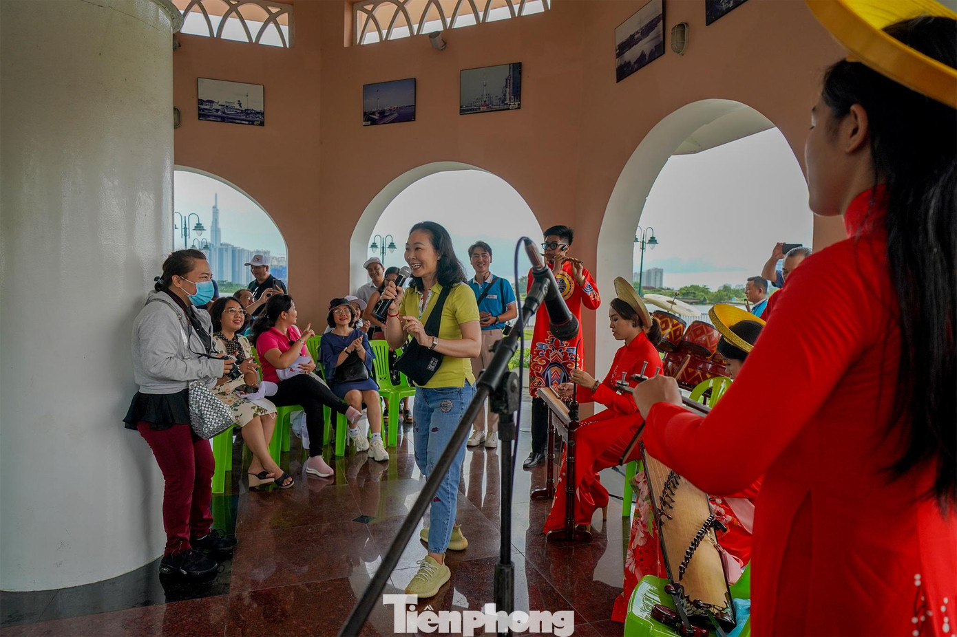 Cột cờ Thủ Ngữ được xây dựng vào tháng 10/1865 tại khu vực Ngã ba rạch Bến Nghé - sông Sài Gòn, đối diện với Bến Nhà Rồng (địa chỉ hiện nay: số 2 đường Tôn Đức Thắng, phường Nguyễn Thái Bình, quận 1). Cột cờ có chức năng báo hiệu cho tàu ra vào cảng Nhà Rồng và cũng là tín hiệu để tàu bè đi trên sông Sài Gòn biết nơi đây nếu cần ghé vào để khỏi lạc xuống Cần Giờ hoặc ra Vũng Tàu. Tên gọi "Thủ Ngữ" có thể hiểu theo nghĩa: thủ = giữ, ngữ = án ngữ, tức cột cờ này án ngữ ngay lối đường thủy ra vào với chức năng báo hiệu cho tàu bè. Cách hiểu này trùng với tên gọi ban đầu người Pháp gọi cột cờ này là "Mât des signaux" (cột tín hiệu).