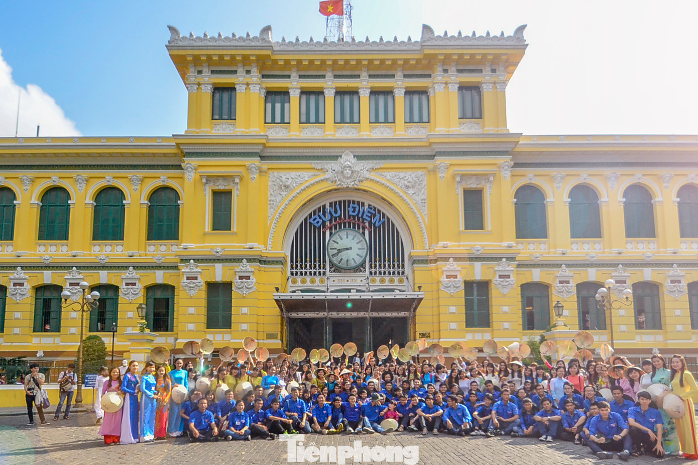 Với thiết kế ấn tượng mang dấu ấn của phong cách kiến trúc phục hưng, gothic, Bưu điện trung tâm TPHCM có tuổi đời hơn 1 thế kỷ đứng vị trí thứ 2 trong danh sách 11 bưu điện đẹp nhất thế giới do Tạp chí kiến trúc Architectural Digest của Mỹ bình chọn.