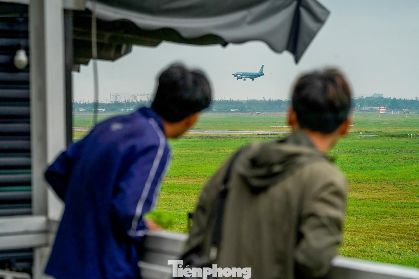 Với loại hình kinh doanh mới lạ này, đã thu hút rất nhiều thực khách tò mò đến với quán. Không những vậy, còn có nhiều bạn sử dụng ứng dụng xem lộ trình bay để theo dõi các chuyến bay, từ đó canh được góc chụp đẹp và có thể biết được khi nào máy bay cất cánh.