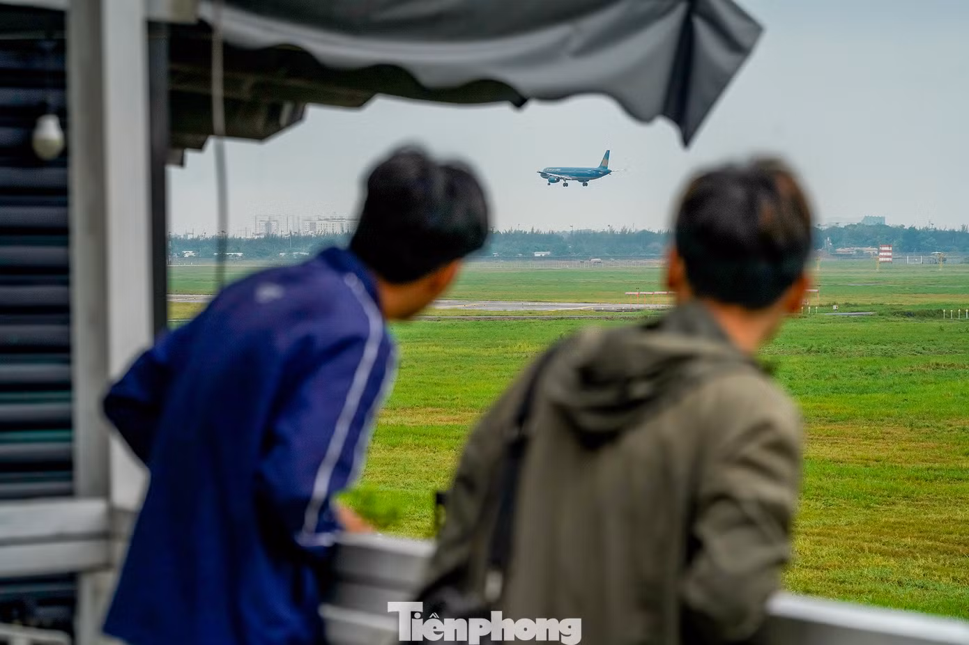 Với loại hình kinh doanh mới lạ này, đã thu hút rất nhiều thực khách tò mò đến với quán. Không những vậy, còn có nhiều bạn sử dụng ứng dụng xem lộ trình bay để theo dõi các chuyến bay, từ đó canh được góc chụp đẹp và có thể biết được khi nào máy bay cất cánh.