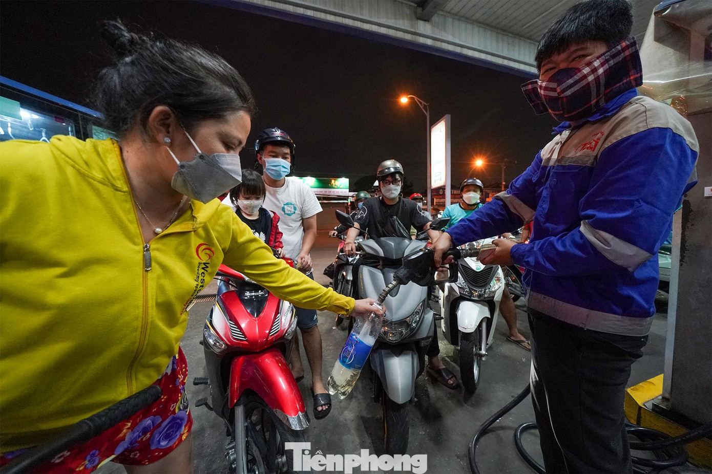 Người phụ nữ này xếp hàng hơn 30 phút mới mua được hai lít xăng.