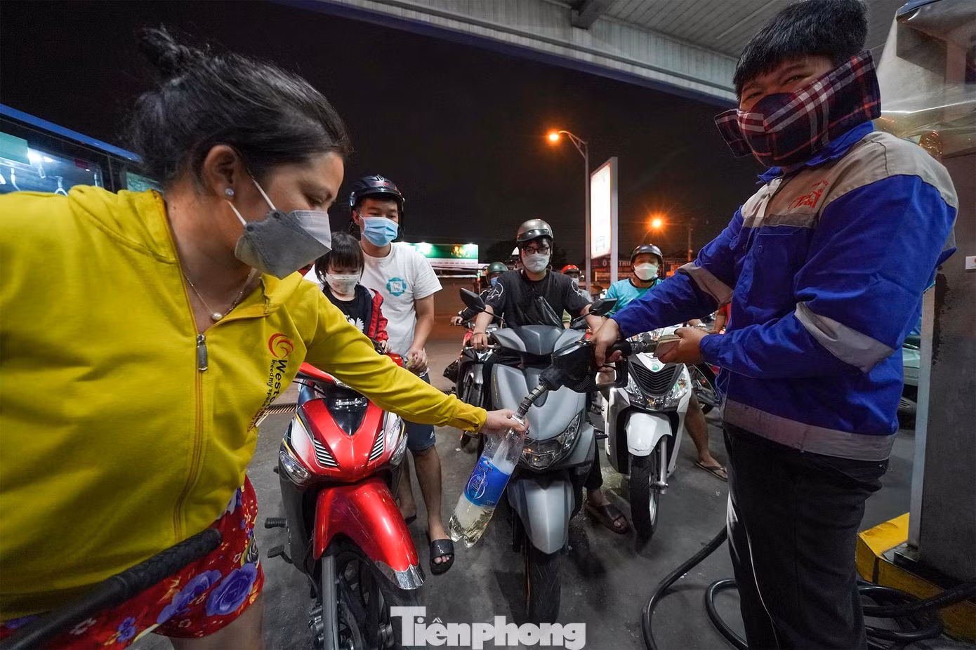 Người phụ nữ này xếp hàng hơn 30 phút mới mua được hai lít xăng. Người phụ nữ này xếp hàng hơn 30 phút mới mua được hai lít xăng.
