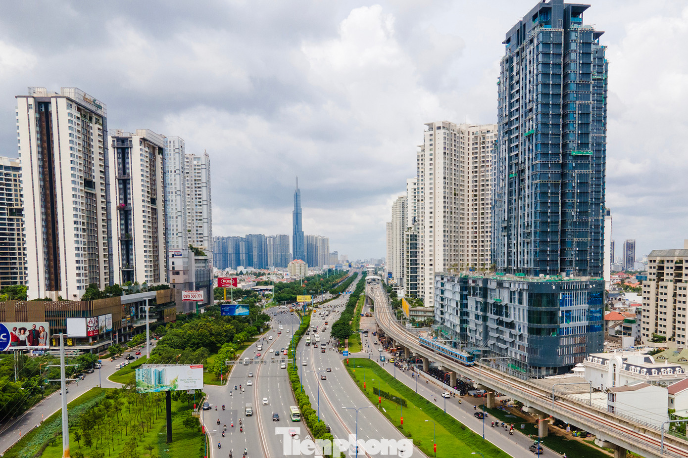 Tuyến Metro Bến Thành - Suối Tiên, được ví như "động mạch giao thông" mới của TPHCM, đã và đang đóng vai trò quan trọng trong việc thay đổi diện mạo đô thị. Việc đưa vào hoạt động tuyến Metro đã giúp giảm đáng kể tình trạng kẹt xe, đặc biệt là trên các tuyến đường huyết mạch.
