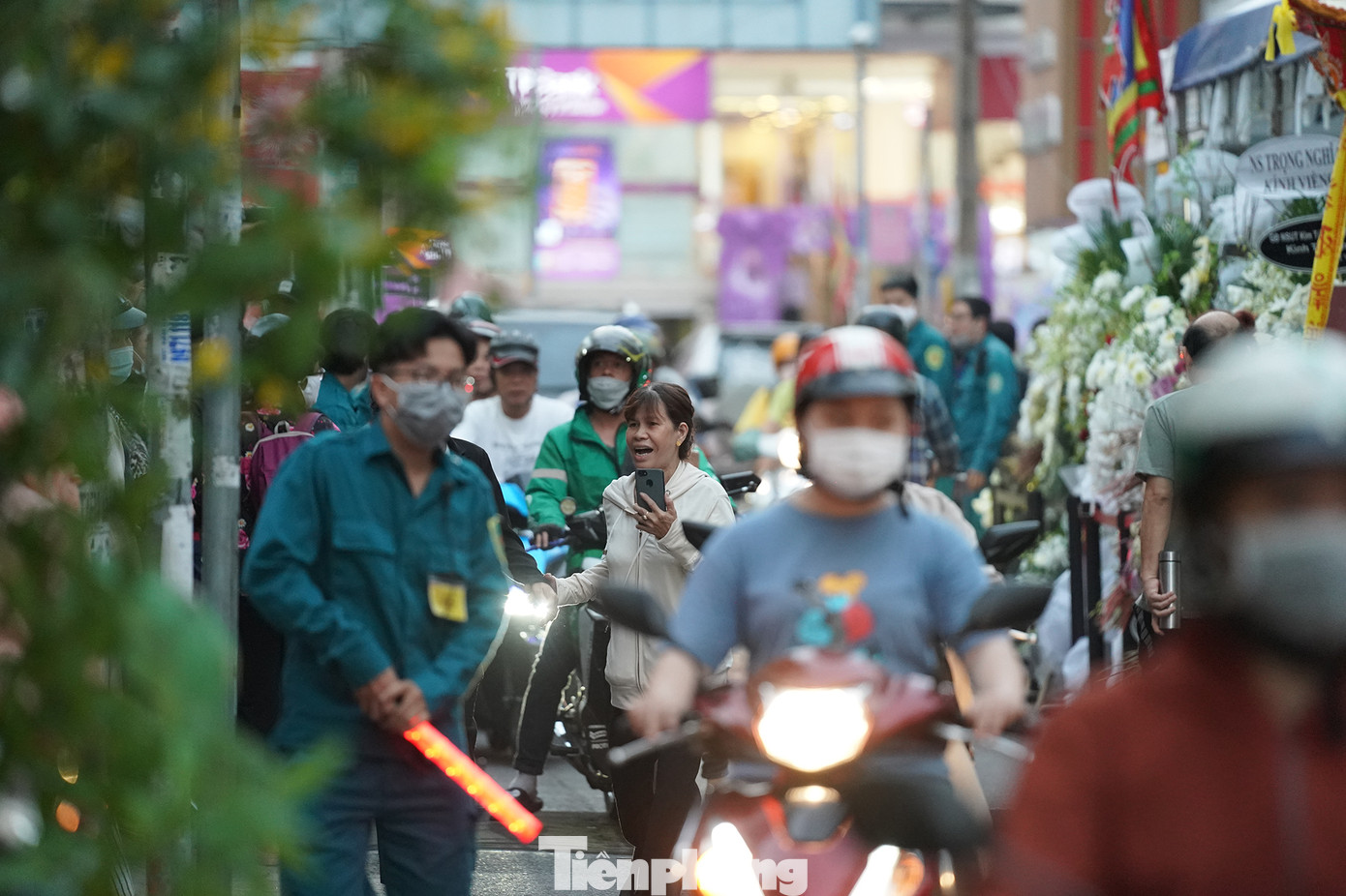 DQTV liên tục nhắc nhở người dân tự bảo vệ tài sản cá nhân khi cầm điện thoại quay phim liên tục ngoài đường.