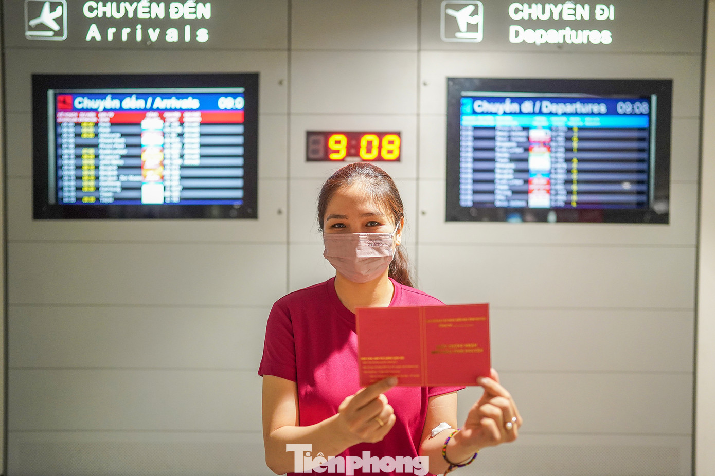 Chị Nguyễn Thị Thanh Thảo, đang làm việc tại đơn vị SASCO khoe giấy chứng nhận hiến máu tình nguyện trước khi vào ca trực. "Mình cũng không nhớ đã hiến bao nhiêu lần, có điều kiện là mình tham gia thôi. Bản thân ý thức được việc làm đầy tính nhân văn này, một giọt máu cho đi, một cuộc đời ở lại", chị Thảo chia sẻ. Chị Nguyễn Thị Thanh Thảo, đang làm việc tại đơn vị SASCO khoe giấy chứng nhận hiến máu tình nguyện trước khi vào ca trực. "Mình cũng không nhớ đã hiến bao nhiêu lần, có điều kiện là mình tham gia thôi. Bản thân ý thức được việc làm đầy tính nhân văn này, một giọt máu cho đi, một cuộc đời ở lại", chị Thảo chia sẻ.