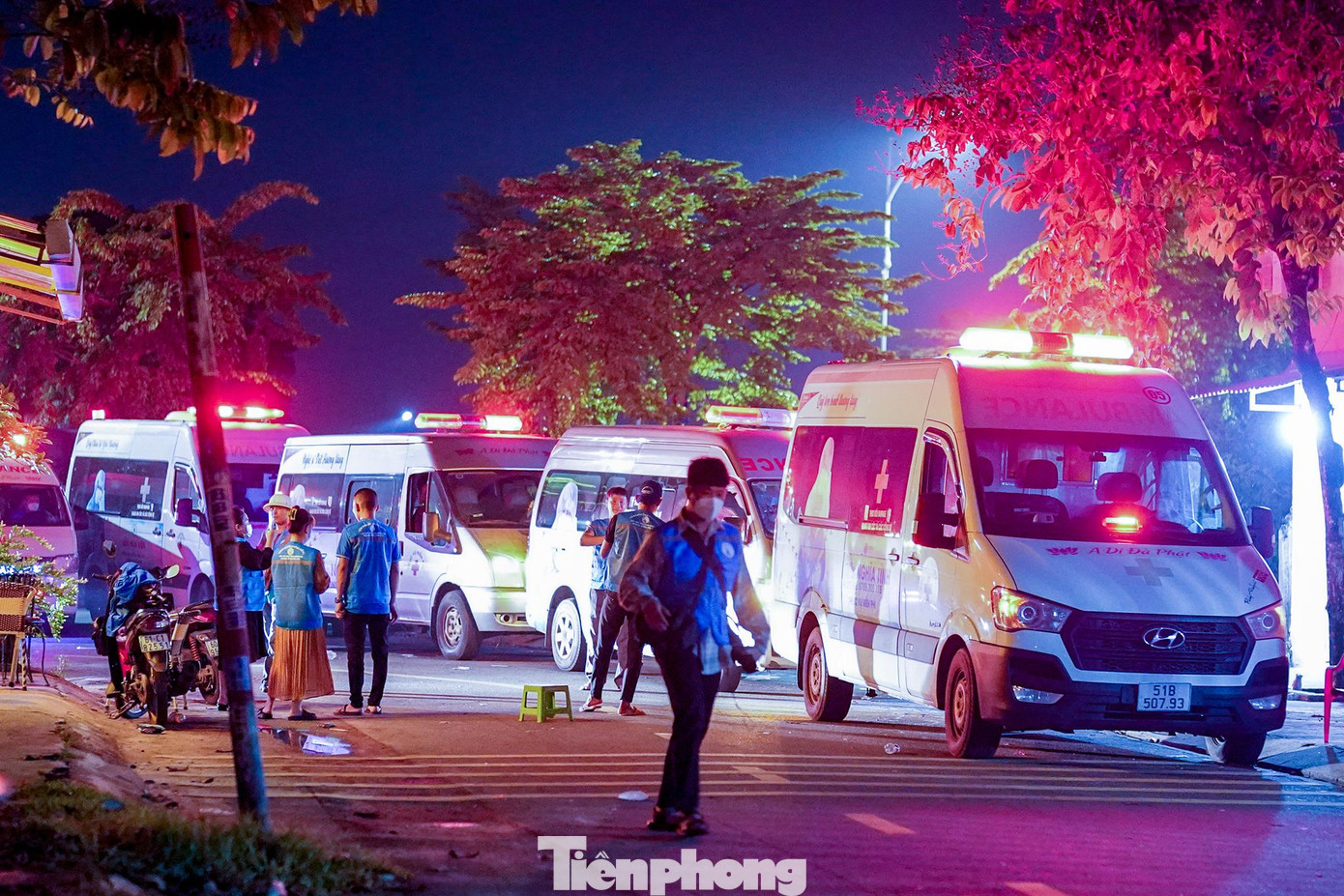 Hàng dài xe cứu thương chờ chuyển thi thể đợi bên ngoài Trung tâm Y tế Thuận An.