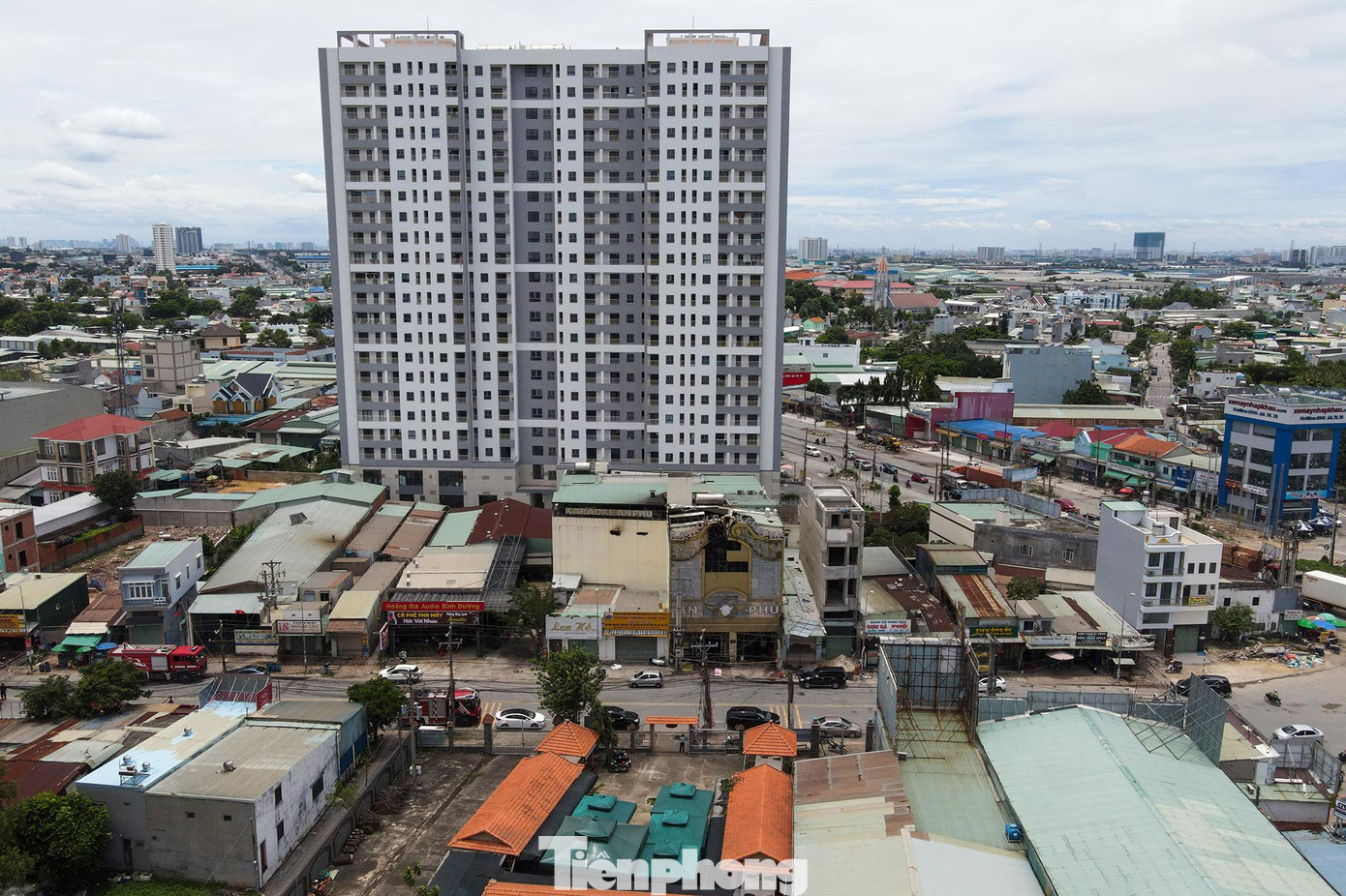 Sáng nay (8/9), UBND tỉnh Bình Dương tổ chức họp báo công bố chính thức thông tin về vụ cháy tại quán karaoke An Phú (phường An Phú, TP.Thuận An, Bình Dương). Theo đó, ông Nguyễn Thanh Tâm – Chủ tịch UBND thành phố Thuận An cho biết, cơ sở karaoke An Phú có giấy tờ pháp lý liên quan đến hoạt động kinh doanh, an toàn phòng cháy chữa cháy. Vào các năm 2019, 2020, cơ quan chức năng kiểm tra và lập biên bản xử phạt cơ sở này với tổng số tiền hàng chục triệu đồng với các vi phạm như hoạt động quá thời gian quy định, không trang bị biển tên cho nhân viên. Năm 2021 do dịch bệnh nên cơ sở karaoke An Phú tạm ngưng hoạt động theo quy định phòng, chống dịch. Sáng nay (8/9), UBND tỉnh Bình Dương tổ chức họp báo công bố chính thức thông tin về vụ cháy tại quán karaoke An Phú (phường An Phú, TP.Thuận An, Bình Dương). Theo đó, ông Nguyễn Thanh Tâm – Chủ tịch UBND thành phố Thuận An cho biết, cơ sở karaoke An Phú có giấy tờ pháp lý liên quan đến hoạt động kinh doanh, an toàn phòng cháy chữa cháy. Vào các năm 2019, 2020, cơ quan chức năng kiểm tra và lập biên bản xử phạt cơ sở này với tổng số tiền hàng chục triệu đồng với các vi phạm như hoạt động quá thời gian quy định, không trang bị biển tên cho nhân viên. Năm 2021 do dịch bệnh nên cơ sở karaoke An Phú tạm ngưng hoạt động theo quy định phòng, chống dịch.