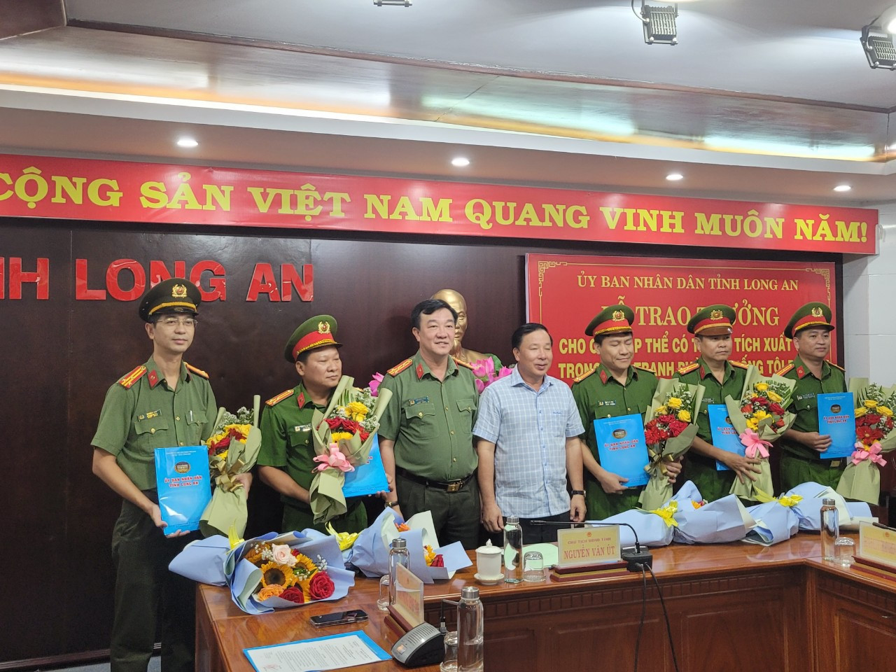 Phó Bí thư Tỉnh ủy, Chủ tịch UBND tỉnh Long An Nguyễn Văn Út và Đại tá Lâm Minh Hồng - Giám đốc Công an tỉnh Long An trao thưởng, động viên các đơn vị phá án. Phó Bí thư Tỉnh ủy, Chủ tịch UBND tỉnh Long An Nguyễn Văn Út và Đại tá Lâm Minh Hồng - Giám đốc Công an tỉnh Long An trao thưởng, động viên các đơn vị phá án.