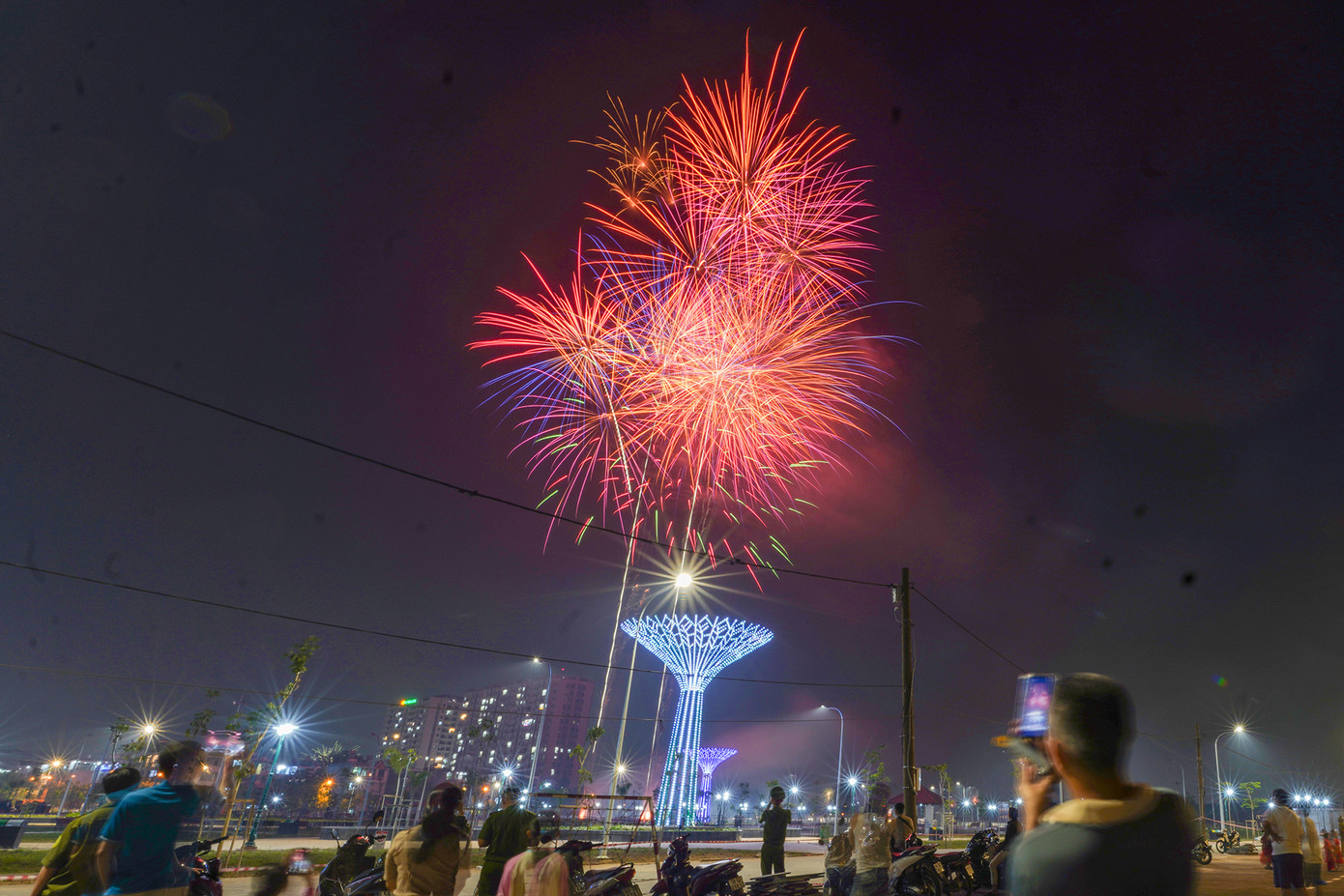 Pháo hoa rực sáng đón năm mới Ất Tỵ an lành, thịnh vượng ảnh 171 Pháo hoa rực sáng đón năm mới Ất Tỵ an lành, thịnh vượng ảnh 171