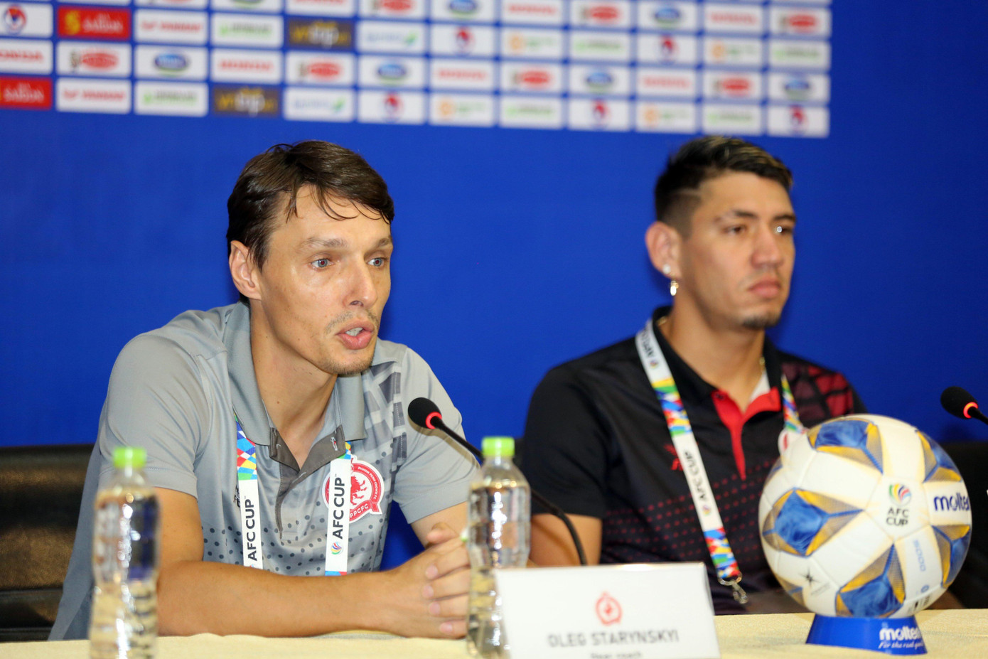 HLV Oleg Starynskyi của đội Phnom Penh Crown.