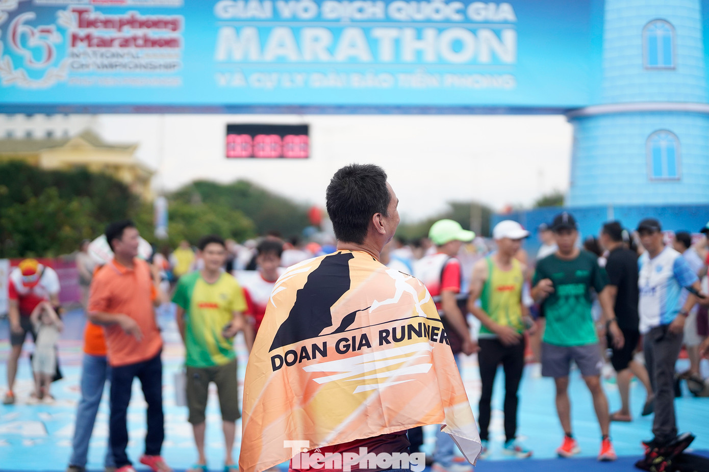 Một runner tạo dáng cá tính tại khu đích.