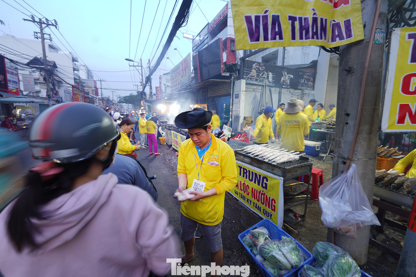 Mùng 10 tháng Giêng là ngày vía Thần Tài, nơi đây là điểm đến để người dân chọn mua những con cá lóc to được các thợ nướng chế biến ra món nướng cùng với mía. Nhiều khách hàng đến đây mua cho cả người thân, hàng xóm.
