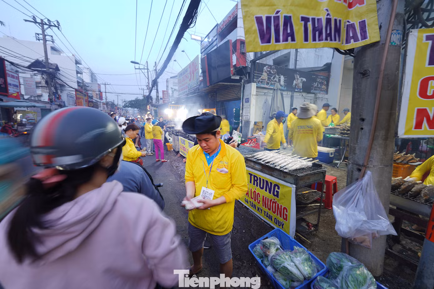 Mùng 10 tháng Giêng là ngày vía Thần Tài, nơi đây là điểm đến để người dân chọn mua những con cá lóc to được các thợ nướng chế biến ra món nướng cùng với mía. Nhiều khách hàng đến đây mua cho cả người thân, hàng xóm.
