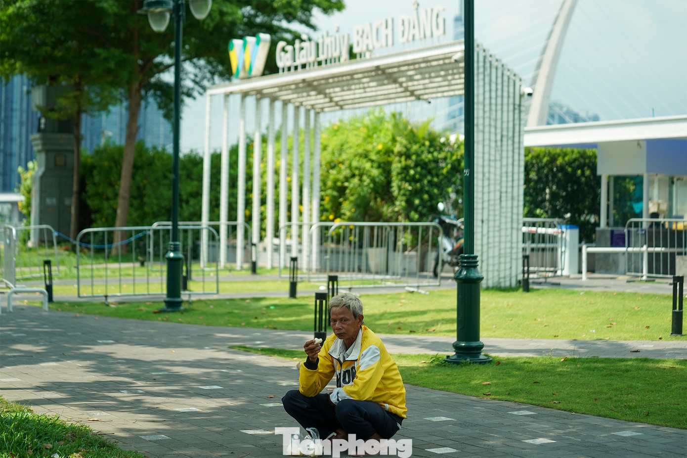 &quot;Tôi nghĩ nếu bến Bạch Đằng có nhiều tán cây hơn thì nhiều người sẽ chọn ra nơi đây để tránh nóng&quot;, người đàn ông này chia sẻ.