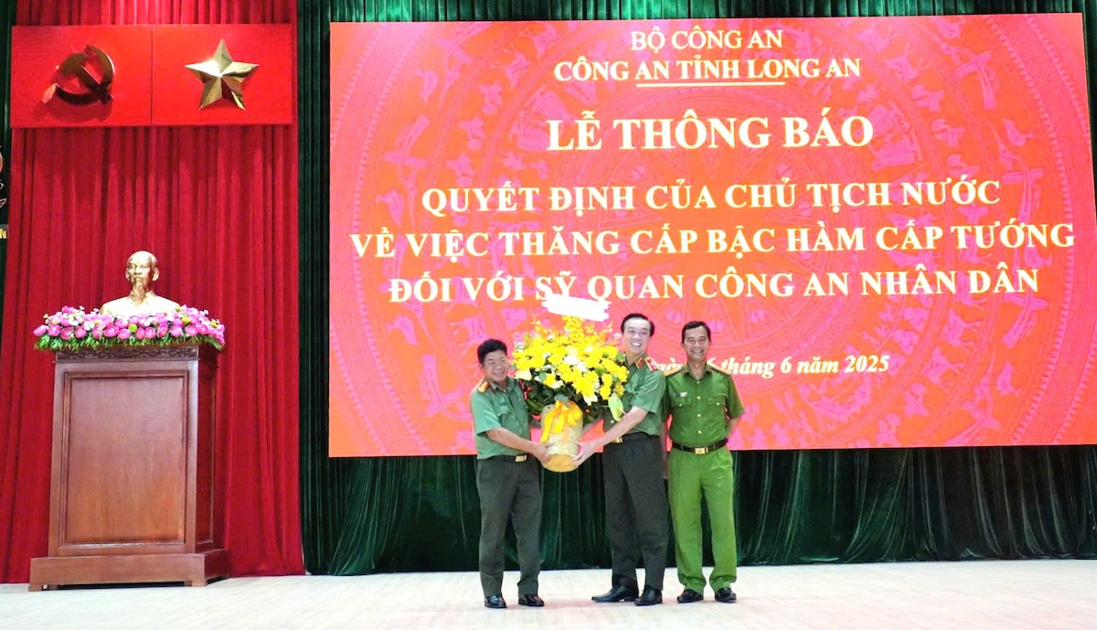 Đảng ủy - Ban Giám đốc Công an tỉnh Long An tặng hoa chúc mừng Thiếu tướng Lâm Minh Hồng. (Ảnh: CA tỉnh) Đảng ủy - Ban Giám đốc Công an tỉnh Long An tặng hoa chúc mừng Thiếu tướng Lâm Minh Hồng. (Ảnh: CA tỉnh)