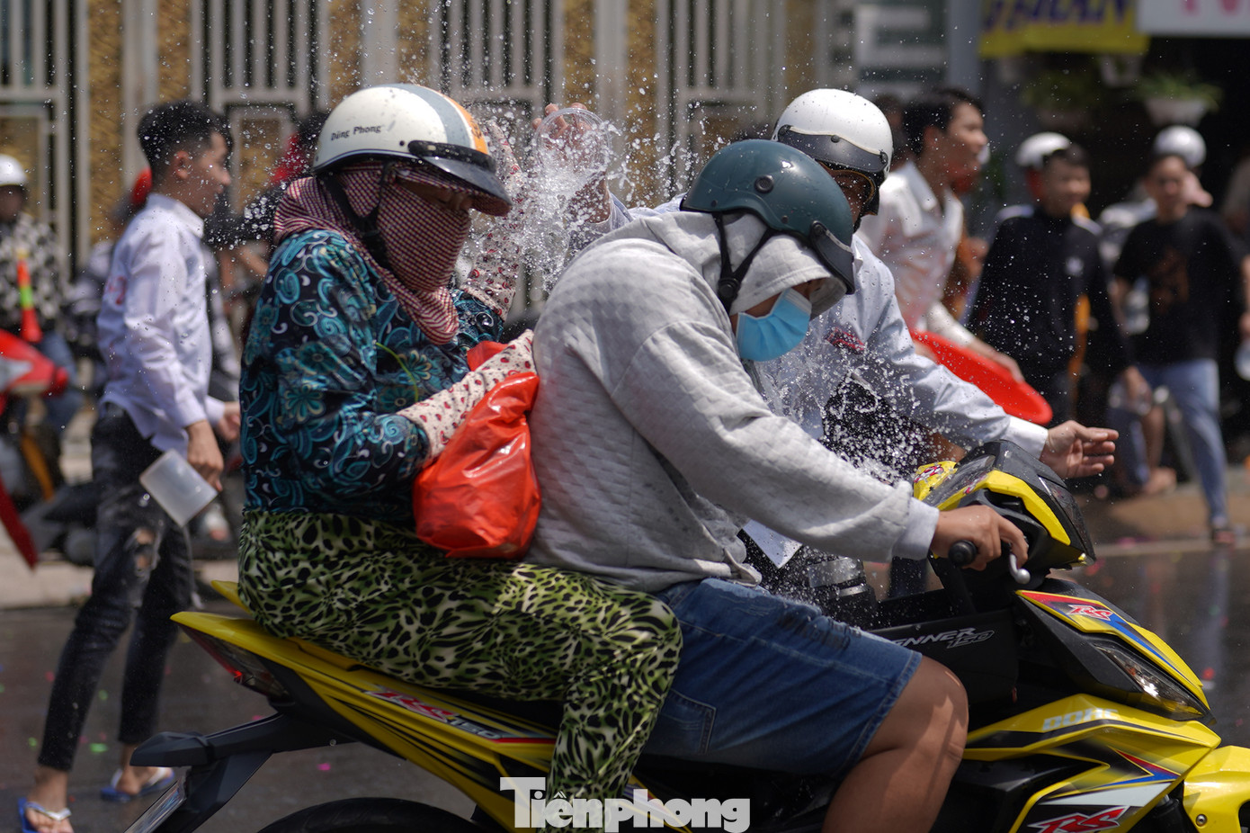 Những nạn nhân bị tạt nước có cả các cô gái, phụ nữ, trẻ em vô tình đi ngang qua lễ hội...