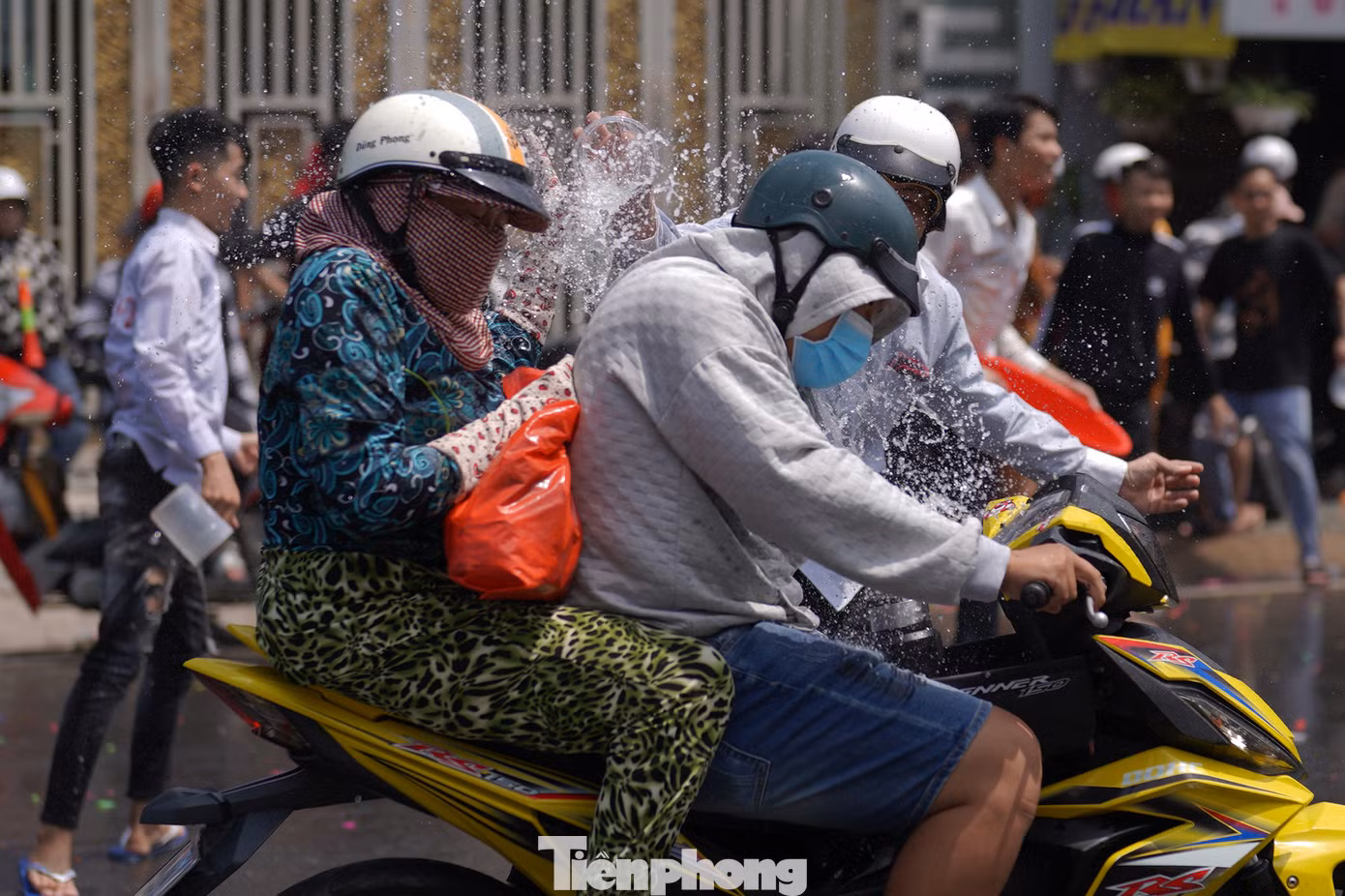Những nạn nhân bị tạt nước có cả các cô gái, phụ nữ, trẻ em vô tình đi ngang qua lễ hội...