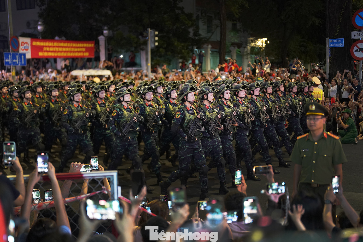Các khối diễu binh xuất hiện trong tiếng reo hò hân hoan của người dân. Trong ảnh: Khối nữ chiến sĩ Biệt Động rạng ngời, nhịp bước diễu hành.
