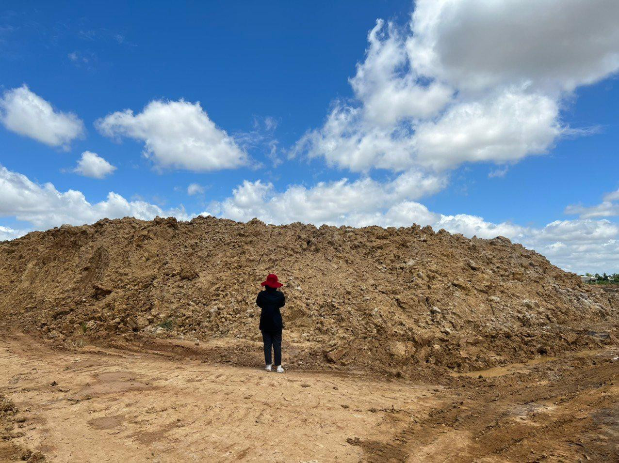 Đống đất cao hơn đầu người tại hầm đất xã Bình Phong Thạnh. Đống đất cao hơn đầu người tại hầm đất xã Bình Phong Thạnh.