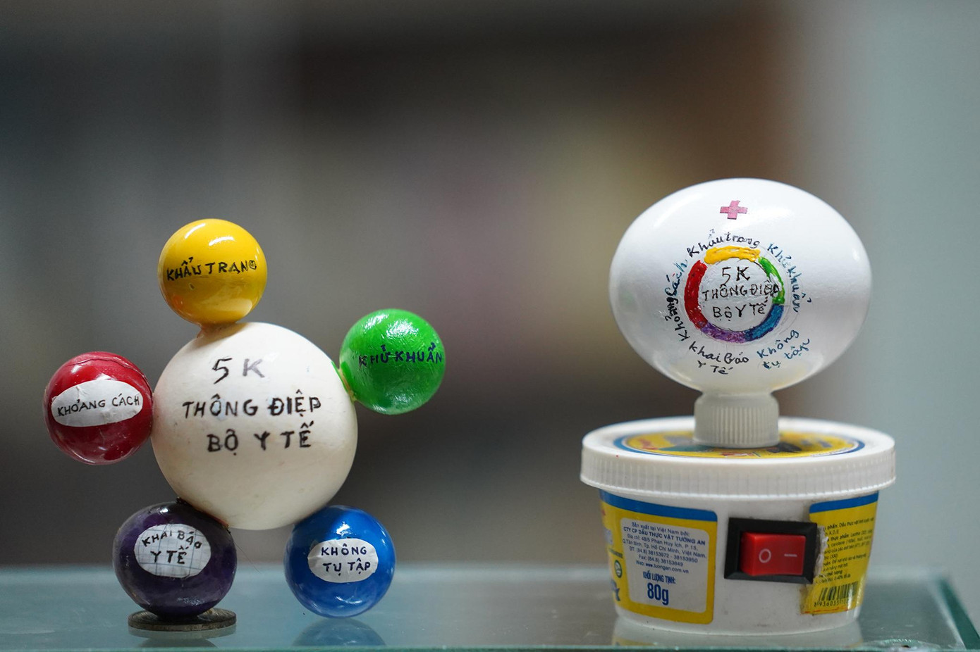 Bộ sản phẩm tuyên truyền phòng chống dịch được làm từ vỏ trứng.
