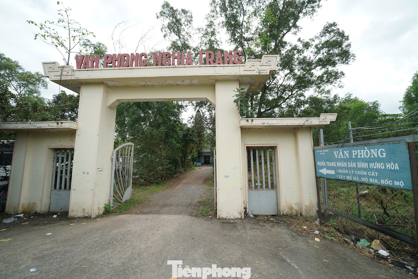 Trong dịp Tết Thanh minh, quận cử cán bộ xuống nghĩa trang chờ thân nhân tới để thông tin, vận động đăng ký bốc mộ.