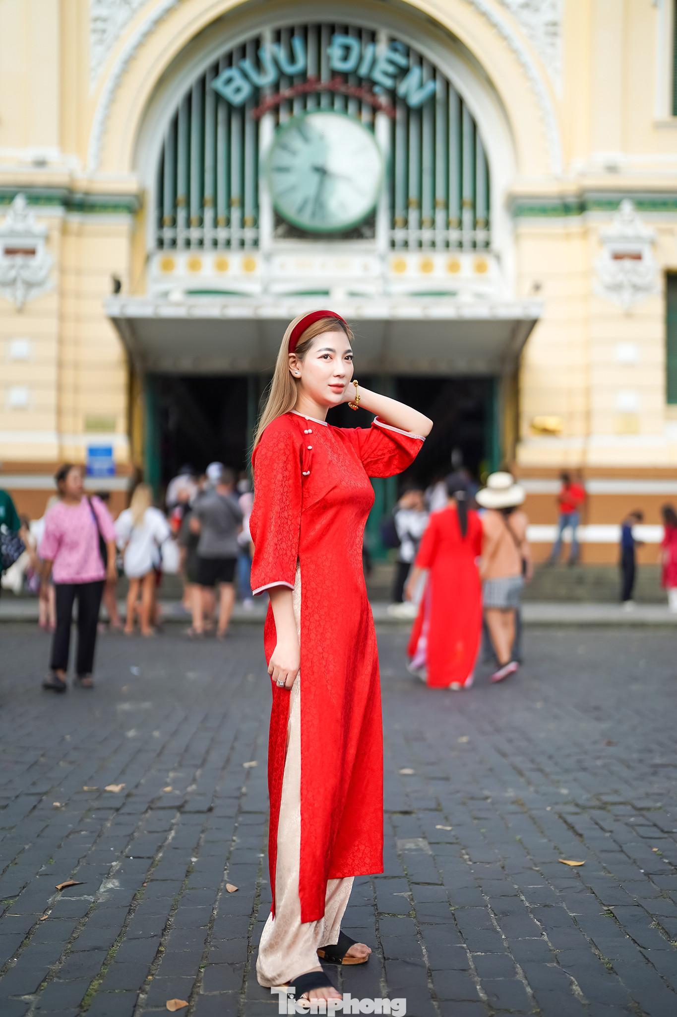 "Hôm nay, tôi ra để chụp mà thấy mọi người, nhất là các bạn trẻ chụp đông quá, lựa góc vắng người khá khó khăn", chị Tuyết kể.