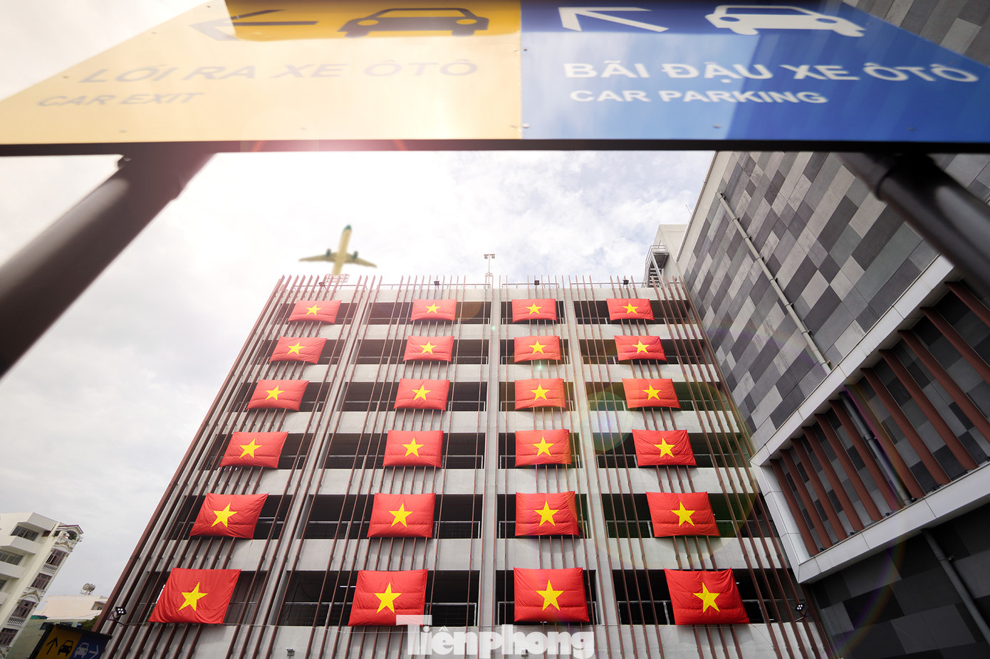 Góc nhìn từ bãi gửi xe máy của siêu thị. Đây là hoạt động hưởng ứng phong trào "Tôi yêu Việt Nam" chào mừng đại lễ 2/9. Góc nhìn từ bãi gửi xe máy của siêu thị. Đây là hoạt động hưởng ứng phong trào "Tôi yêu Việt Nam" chào mừng đại lễ 2/9.