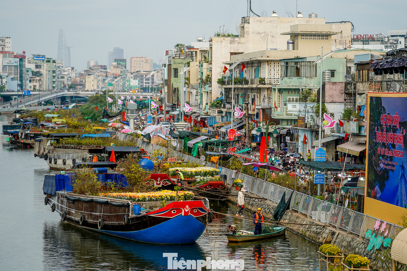 Chợ hoa “Trên bến dưới thuyền” ngập tràn sắc xuân với mai vàng, vạn thọ, cúc, hoa giấy... của các nhà vườn miền Tây.