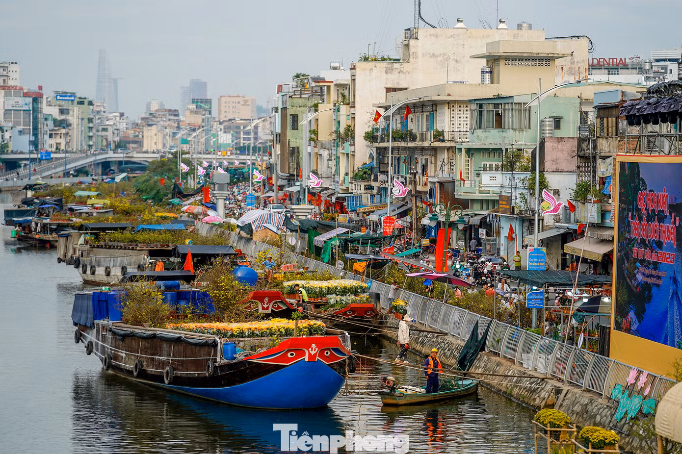 Chợ hoa “Trên bến dưới thuyền” ngập tràn sắc xuân với mai vàng, vạn thọ, cúc, hoa giấy... của các nhà vườn miền Tây.
