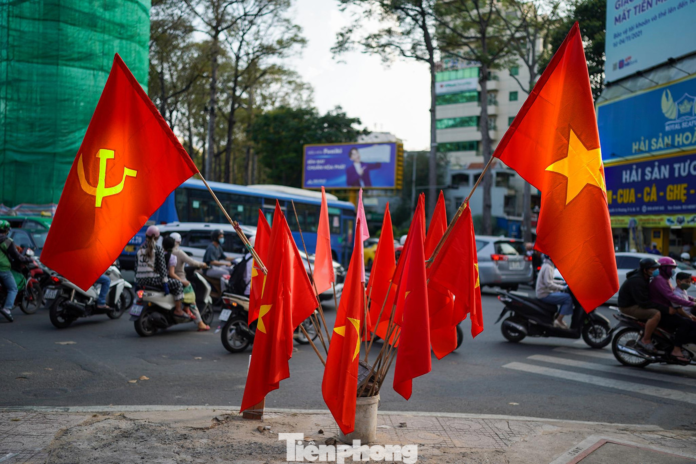 Một người trưng bày lá quốc kỳ, cờ Đảng ở ngã 5 An Dương Vương phục vụ khách hàng cho biết những ngày lễ như thế này, một lá cờ có giá dao động 30.000 - 50.000 đồng, tuỳ chất liệu và kích cỡ.