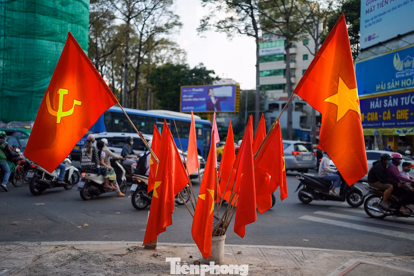 Một người trưng bày lá quốc kỳ, cờ Đảng ở ngã 5 An Dương Vương phục vụ khách hàng cho biết những ngày lễ như thế này, một lá cờ có giá dao động 30.000 - 50.000 đồng, tuỳ chất liệu và kích cỡ.