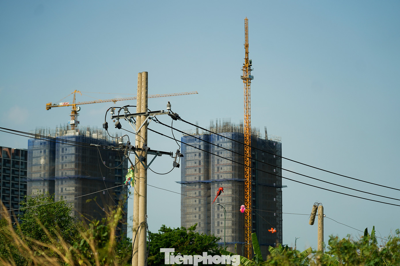 Hiện tại, nhiều dự án bất động sản trong Khu đô thị mới Thủ Thiêm đua nhau mọc lên.