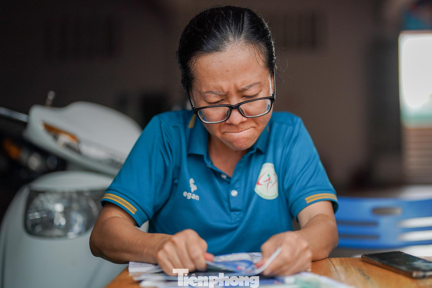 Đến hơn 11h, theo nhân viên bán vé thì số vé bán ra tầm hơn 500. Đến hơn 11h, theo nhân viên bán vé thì số vé bán ra tầm hơn 500.