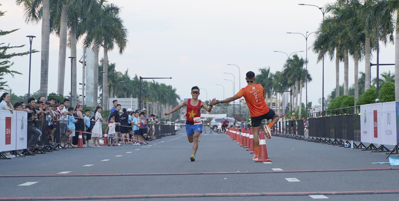 Các VĐV băng băng về đích. Các VĐV băng băng về đích.