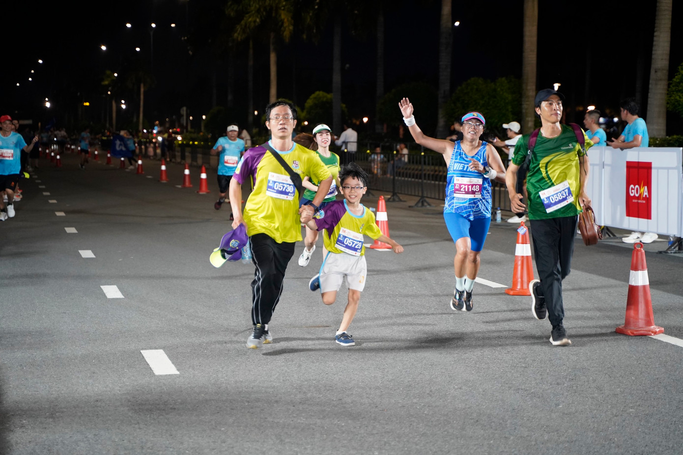 Tối muộn, các vận động viên đã kết thúc các cự ly dài. Tối muộn, các vận động viên đã kết thúc các cự ly dài.