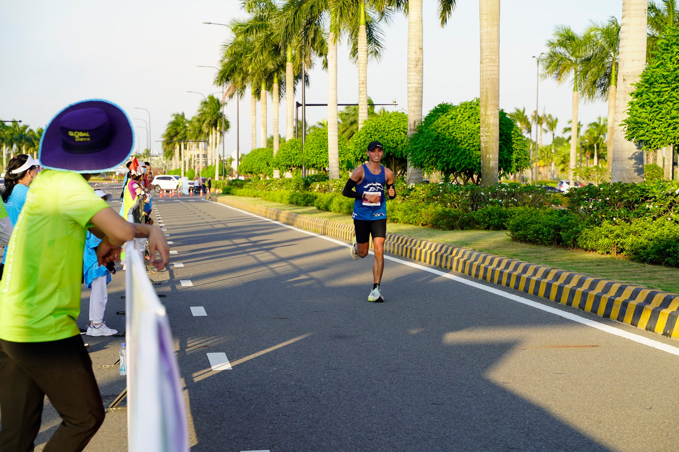 Người dân tham gia cổ vũ cho các VĐV khá đông. Người dân tham gia cổ vũ cho các VĐV khá đông.